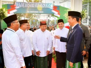 Momen Hangat Jokowi Tertawa Bareng Prabowo-Erick Thohir di Apel Hari Santri