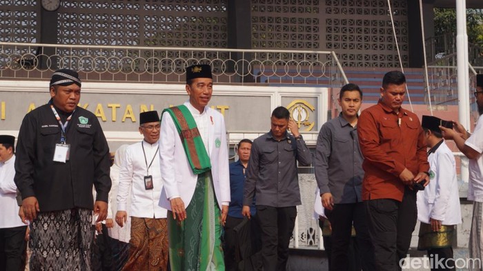 Jokowi saat menghadiri ijazah kubro dan pengukuhan pimpinan pusat Pagar Nusa di Bumi Moro Surabaya, Minggu (22/10/2023).
