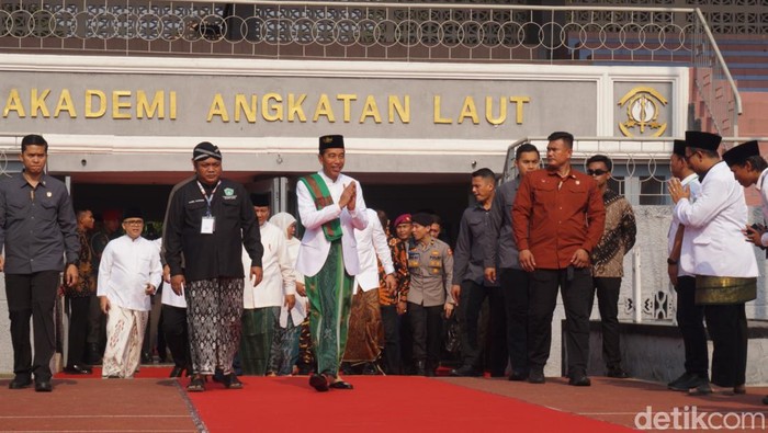 Jokowi saat menghadiri ijazah kubro dan pengukuhan pimpinan pusat Pagar Nusa di Lapangan Marinir Bumi Moro Surabaya, Minggu (22/10/2023).