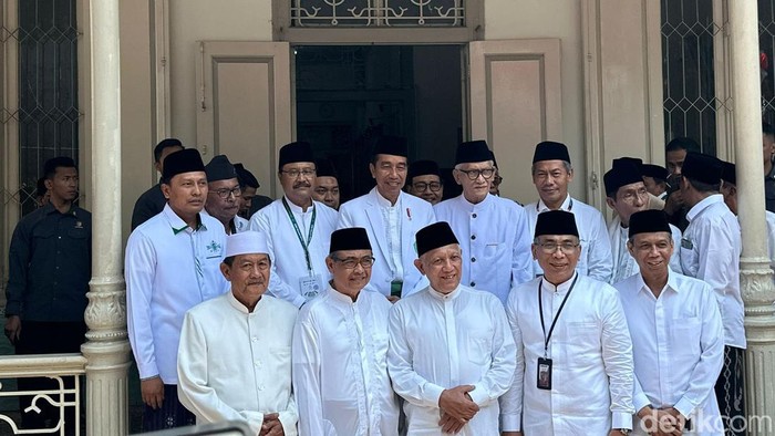 Jokowi setelah berbincang dengan para kiai sepuh NU di Kantor PCNU Surabaya.