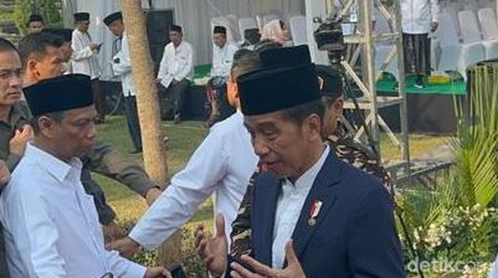 Jokowi usai apel Hari Santri di Tugu Pahlawan Surabaya, Minggu (22/10/2023).