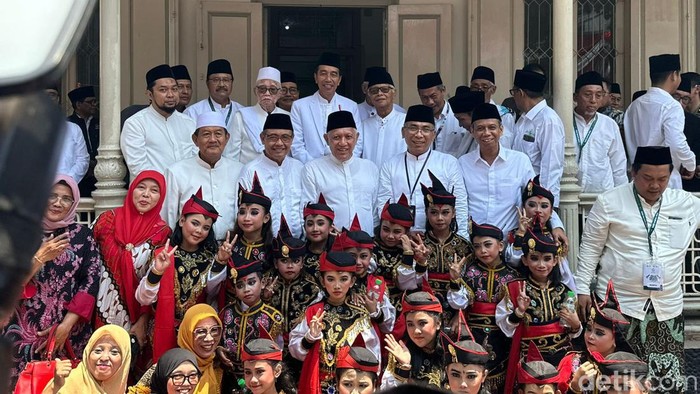 Jokowi usai bertemu kiai Nahdlatul Ulama (NU) di Kantor PCNU Surabaya, Minggu (22/10/2023).