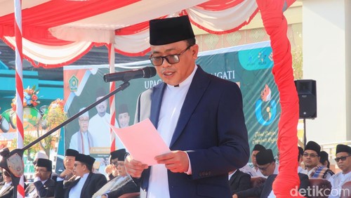 Kakanwil Kemenag NTB Zamroni Aziz di upacara perayaan Hari Santri 2023 di Asrama Hari NTB pada Minggu (22/10/2023).