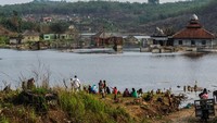 Pengunjung menikmati suasana kampung yang mulai tenggelam di Kampung Sinday, Lebak, Banten, Minggu (22/10/2023). 