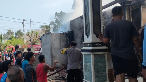 Sebuah bengkel tambal ban di Banjar Dinas Sendang Lapang, Desa Pemuteran, Kecamatan Gerokgak, Kabupaten Buleleng, terbakar, Minggu (22/10/2023).