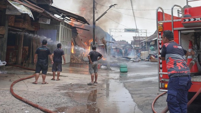 Kebakaran di Pasar Limpung, Batang, Minggu (22/10/2023).
