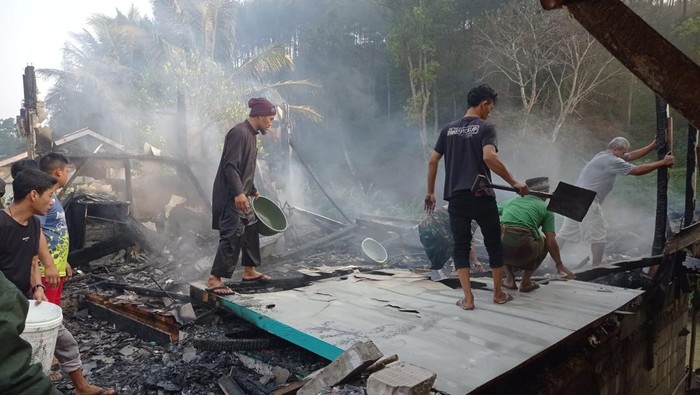 Kebakaran ruko di Kabupaten Bandung Barat, Minggu (22/10/2023).