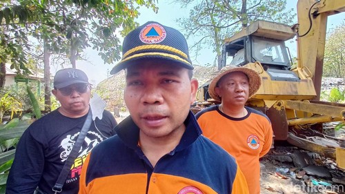 Kalaksa BPBD Bali I Made Rentin usai meninjau penanggulangan kebakaran di TPA Mandung, Minggu (22/10/2023).