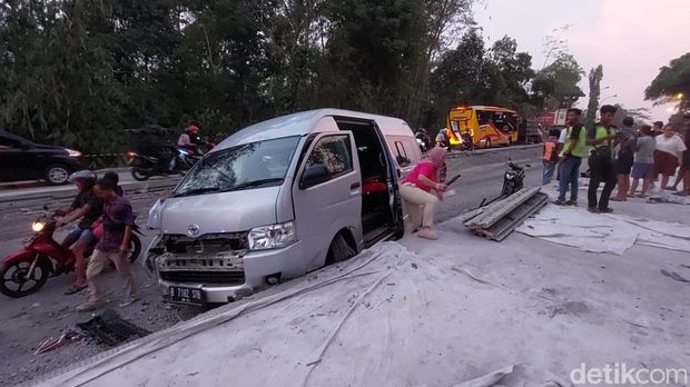 Kecelakaan truk tabrak mobil dan motor di Gemawang, Ungaran, Minggu (22/10/2023)