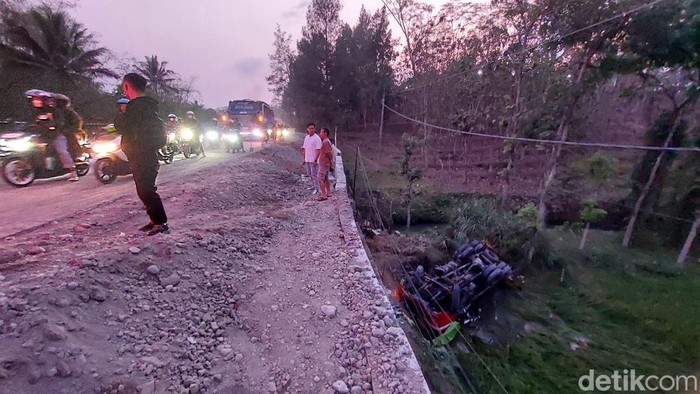 Kecelakaan truk tabrak mobil dan motor di Gemawang, Ungaran, Minggu (22/10/2023)