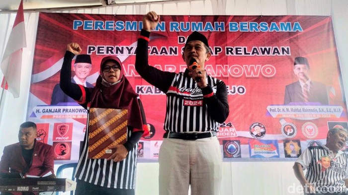 Keluarga Ganjar Pranowo patungan beli rumah untuk posko relawan di Purworejo, Minggu (22/10/2023)
