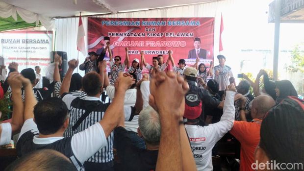 Keluarga Ganjar Pranowo patungan beli rumah untuk posko relawan di Purworejo, Minggu (22/10/2023)