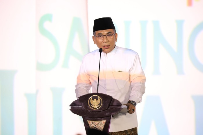 Ketua PBNU Yahya Cholil Staquf saat membuka acara  Sarung Santri Nusantara di Gedung Negara Grahadi Nusantara Surabaya, Sabtu (21/10/2023).