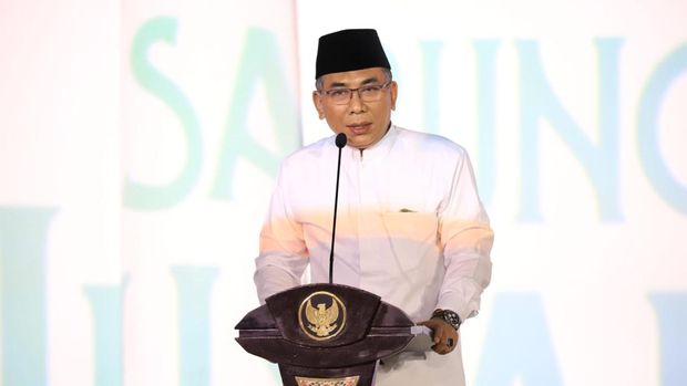Ketua PBNU Yahya Cholil Staquf saat membuka acara  Sarung Santri Nusantara di Gedung Negara Grahadi Nusantara Surabaya, Sabtu (21/10/2023).