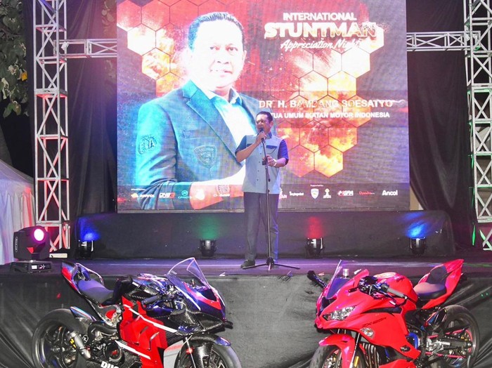 Ketua Umum Ikatan Motor Indonesia (IMI) Bambang Soesatyo (Bamsoet) meraih penghargaan Automotive Lifetime Achievement dari International Stuntman Show
