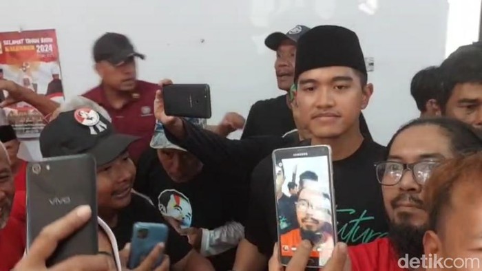 Ketum PSI Kaesang Pangarep saat meresmikan kantor DPD PSI Pekalongan, Minggu (22/10/2023)