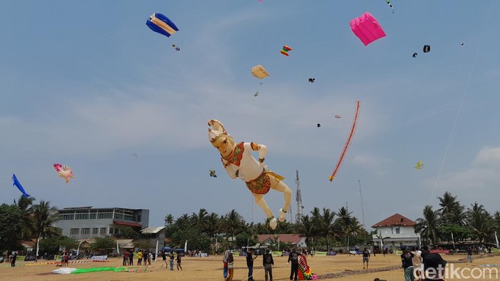 Kite Festival 2023, festival layang-layang di Pangandaran kembali digelar, Minggu (22/10/2023) setelah 3 tahun vakum akibat COVID-19. Kite Festival 2023, festival layang-layang di Pangandaran kembali digelar, Minggu (22/10/2023) setelah 3 tahun vakum akibat COVID-19.