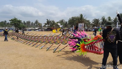 Keseruan Kite Festival di Langit Pangandaran