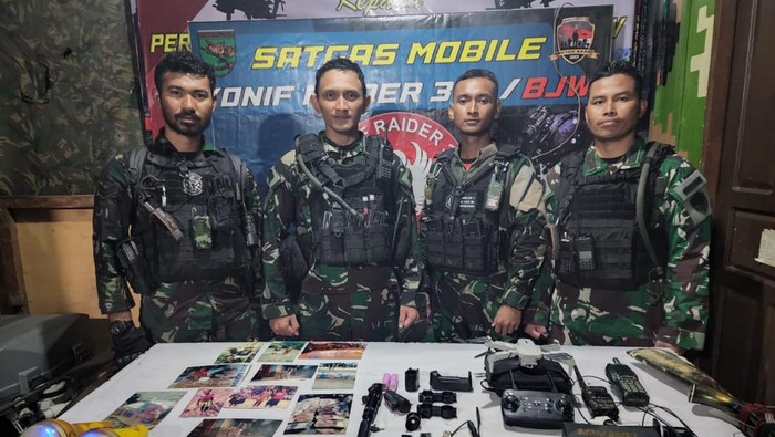 Anggota TNI bersama barang bukti yang diamankan dalam pengejaran KKB di Kabupaten Puncak, Papua Tengah.