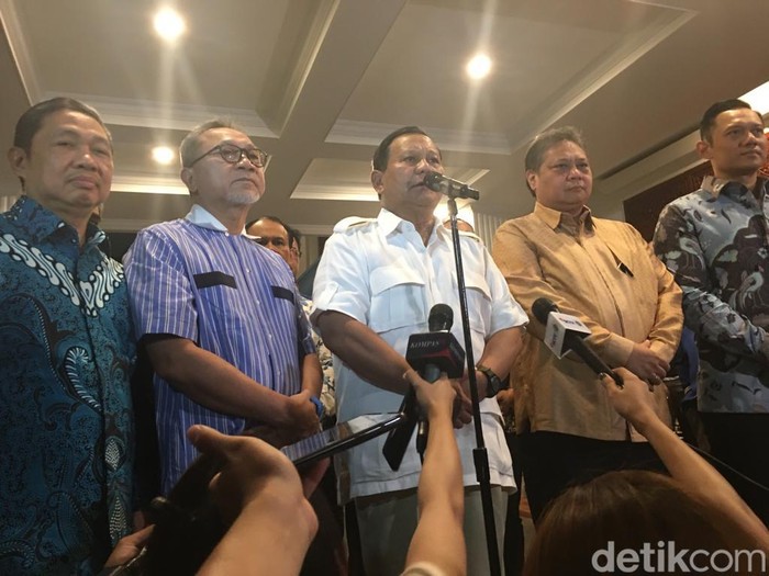 Koalisi Indonesia Maju resmi memilih Gibran Rakabuming Raka sebagai bakal calon wakil presiden (bacapres) pendamping Prabowo Subianto di Pilpres 2024. Direncanakan Prabowo-Gibran bakal mendaftarkan ke KPU pada 25 Oktober 2023 mendatang