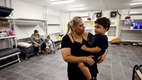 Warga Israel berlindung di shelter bom di Kiryat Shmona. 