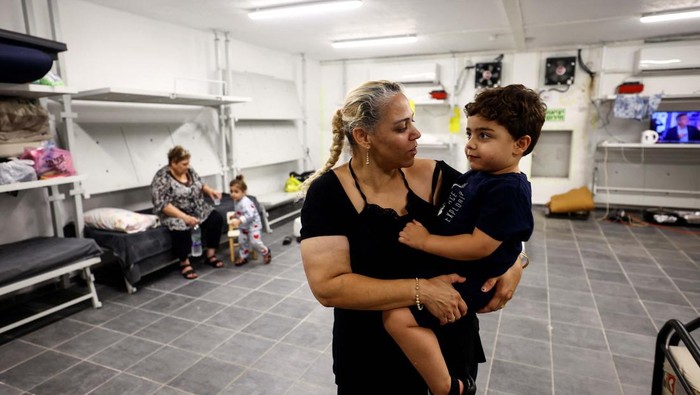 Konflik dengan Hizbullah, Warga Israel di Perbatasan Lebanon Dievakuasi Women and children wait in a bomb shelter as residents of Kiryat Shmona are evacuated, near Israel's border with Lebanon, in northern Israel, October 20, 2023. REUTERS/Lisi Niesner