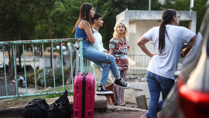 Konflik dengan Hizbullah, Warga Israel di Perbatasan Lebanon Dievakuasi Women and children wait in a bomb shelter as residents of Kiryat Shmona are evacuated, near Israel's border with Lebanon, in northern Israel, October 20, 2023. REUTERS/Lisi Niesner