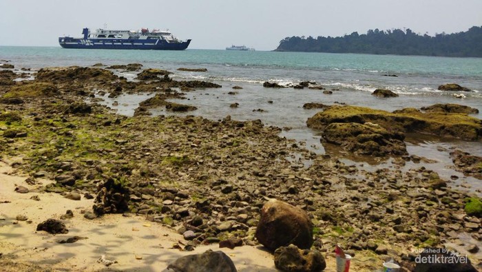 Kapal Ferry Melewati Pulau Merak Kecil