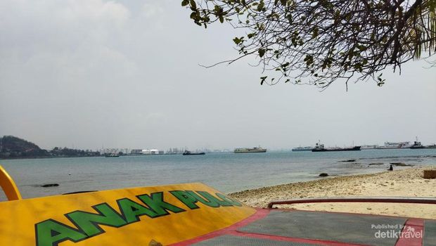Anak Pulo sebagai tokoh masyarakat lokal yang turut aktif mempromosikan destinasi wisata yang ada di Pulau Merak Kecil