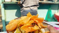 Sarapan kupat tahu di Pasar Rangkasbitung.