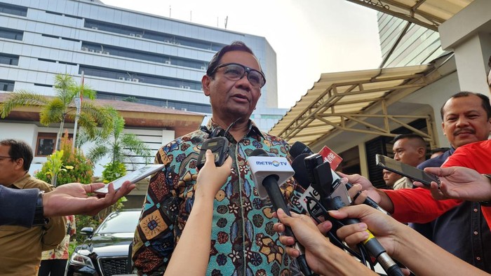 Mahfud Md sebelum berangkat cek kesehatan di RSPAD.
