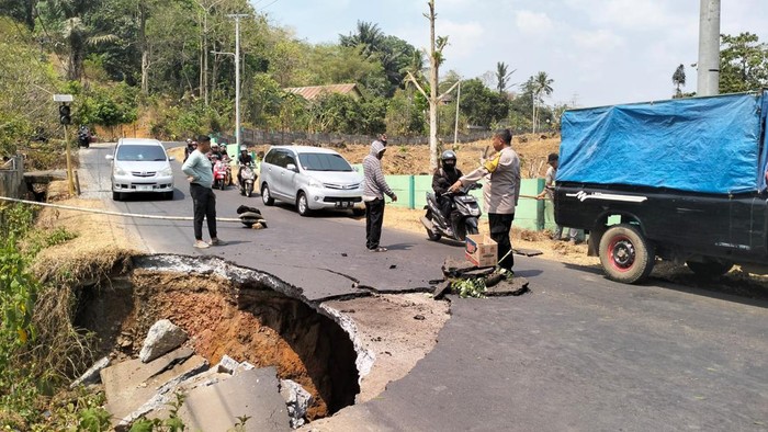 Jalur alternatif yang menghubungkan Kabupaten Maros-Makassar, Sulawesi Selatan (Sulsel) mengalami ambles sedalam 7 meter.