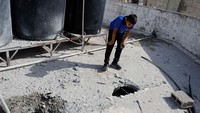 Serangan itu meninggalkan sejumlah lubang di dalam masjid. 