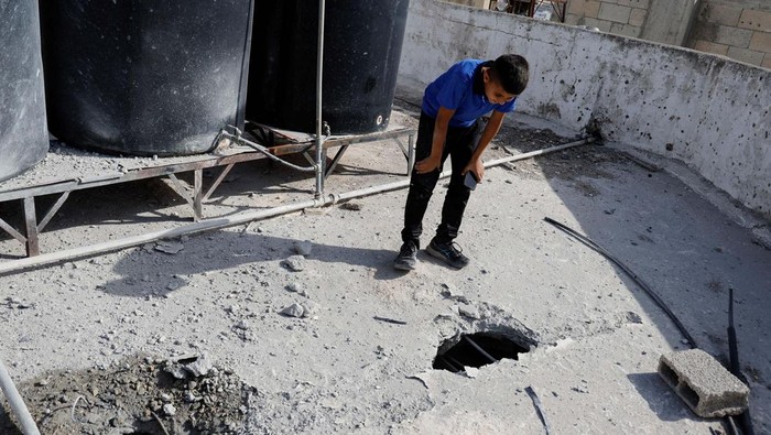 Palestinians check the damage at a mosque which was hit in an Israeli air strike, in Jenin refugee camp in the Israeli-occupied West Bank October 22, 2023. REUTERS/Raneen Sawafta


 Sebuah masjid di kamp pengungsi Jenin di Tepi Barat, rusak akibat serangan udara Israel. Begini kerusakannya.