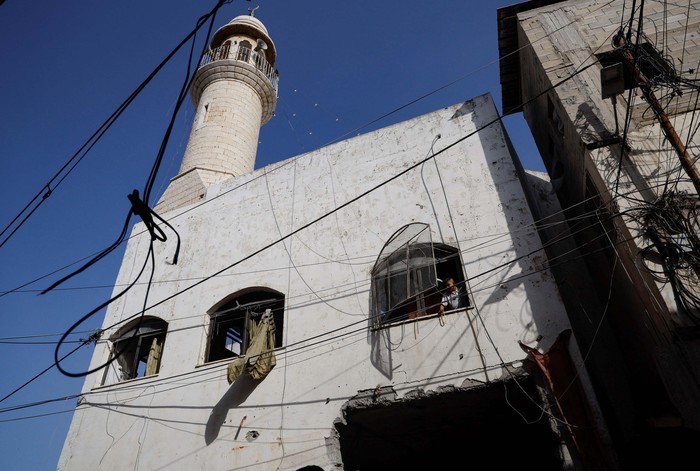 Palestinians check the damage at a mosque which was hit in an Israeli air strike, in Jenin refugee camp in the Israeli-occupied West Bank October 22, 2023. REUTERS/Raneen Sawafta


 Sebuah masjid di kamp pengungsi Jenin di Tepi Barat, rusak akibat serangan udara Israel. Begini kerusakannya.
