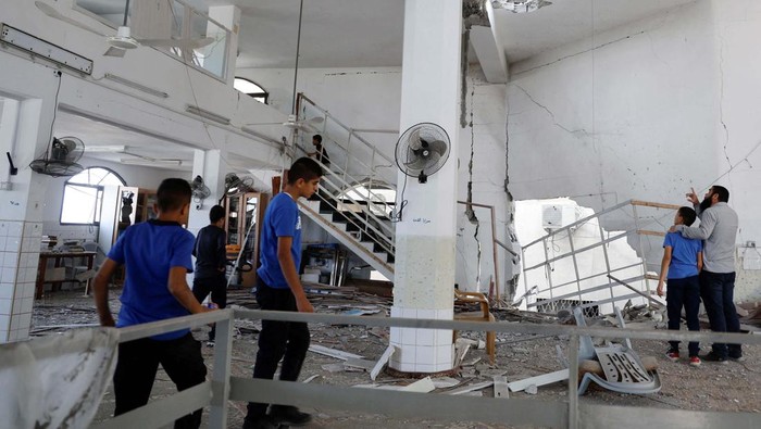 Palestinians check the damage at a mosque which was hit in an Israeli air strike, in Jenin refugee camp in the Israeli-occupied West Bank October 22, 2023. REUTERS/Raneen Sawafta


 Sebuah masjid di kamp pengungsi Jenin di Tepi Barat, rusak akibat serangan udara Israel. Begini kerusakannya.