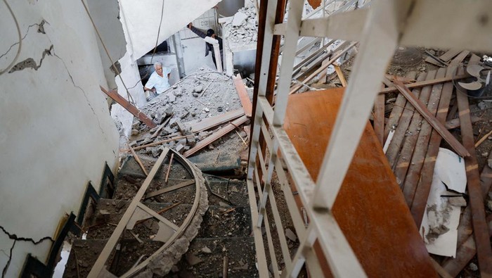 Palestinians check the damage at a mosque which was hit in an Israeli air strike, in Jenin refugee camp in the Israeli-occupied West Bank October 22, 2023. REUTERS/Raneen Sawafta


 Sebuah masjid di kamp pengungsi Jenin di Tepi Barat, rusak akibat serangan udara Israel. Begini kerusakannya.