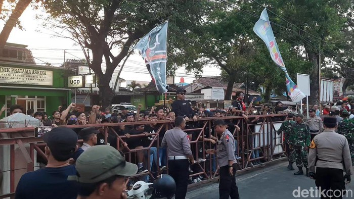 Massa suporter Persita Pati tidak terima jagoannya kalah di kandang dan mengepung stadion usai pertandingan, Minggu (22/10/2023)
