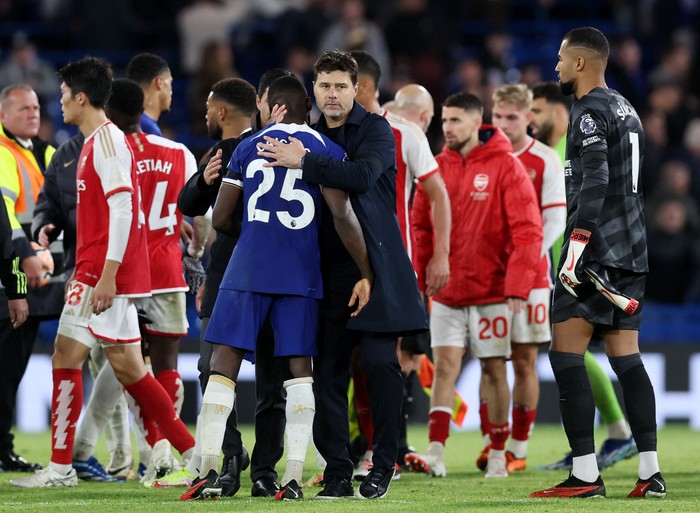 Soccer Football - Premier League - Chelsea v Arsenal - Stamford Bridge, London, Britain - October 21, 2023 Chelsea manager Mauricio Pochettino with Chelseas Moises Caicedo after the match REUTERS/David Klein NO USE WITH UNAUTHORIZED AUDIO, VIDEO, DATA, FIXTURE LISTS, CLUB/LEAGUE LOGOS OR LIVE SERVICES. ONLINE IN-MATCH USE LIMITED TO 45 IMAGES, NO VIDEO EMULATION. NO USE IN BETTING, GAMES OR SINGLE CLUB/LEAGUE/PLAYER PUBLICATIONS.