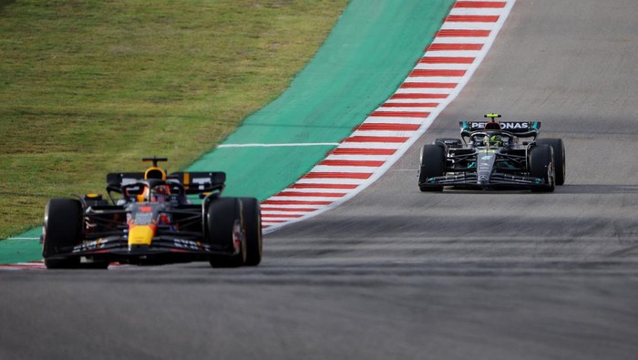Formula One F1 - United States Grand Prix - Circuit of the Americas, Austin, Texas, U.S. - October 21, 2023 Mercedes Lewis Hamilton and Red Bulls Max Verstappen in action during the sprint race REUTERS/Brian Snyder