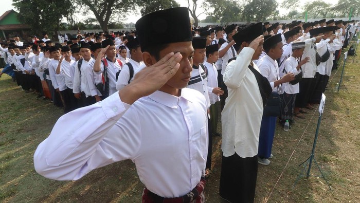 Upacara perayaan Hari Santri Nasional (HSN) 2023 digelar di sejumlah kota di Indonesia. Begini potretnya.
