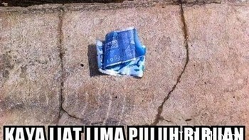 Label kemasan air mineral yang mengecoh penglihatan di tanggal tua. Foto: memecomic.id