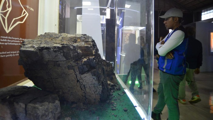 Menjelajahi Museum Batu Bara dengan Kereta Bawah Tanah Pengunjung melihat jenis-jenis batu bara di Museum Batu Bara Tanjung Enim, Sumatera Selatan, Rabu (18/10/2023). Museum batu bara PT Bukit Asam yang menghadirkan edukasi dan koleksi terkait tambang batu bara dan hiburan itu dikembangkan bersama pemerintah daerah sesuai program Tanjung Enim Kota Wisata sehingga menjadi destinasi wisata dan bisa mandiri setelah kandungan batu bara sudah habis. ANTARA FOTO/Iggoy el Fitra/nym.
