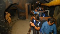 Pengunjung menaiki wahana kereta bawah tanah di Museum Batu Bara Tanjung Enim, Sumatera Selatan, Rabu (18/10/2023). 