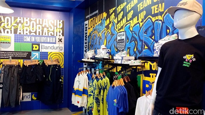 Menkop UKM Teten Masduki saat mengunjungi Persib Store.
