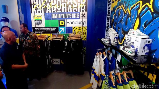 Menkop UKM Teten Masduki saat mengunjungi Persib Store.