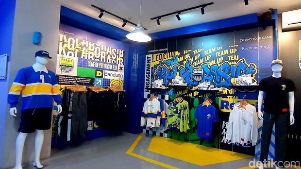 Menkop UKM Teten Masduki saat mengunjungi Persib Store.
