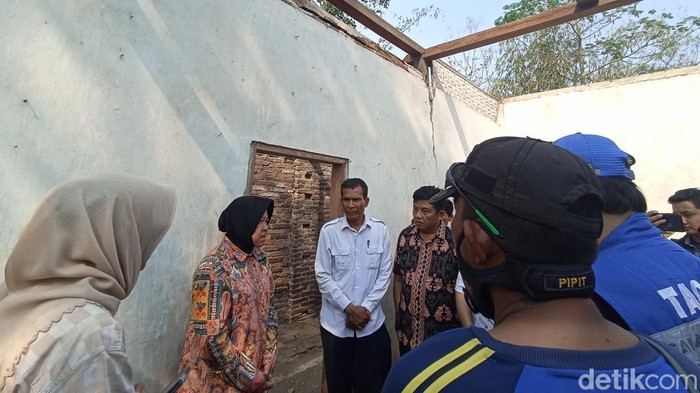 Mentri Sosial (Mensos) Tri Rismaharini datang ke rumah Sasmiati yang sedang diperbaiki. Sasmiati dan 3 anaknya merupakan keluarga difabel.
