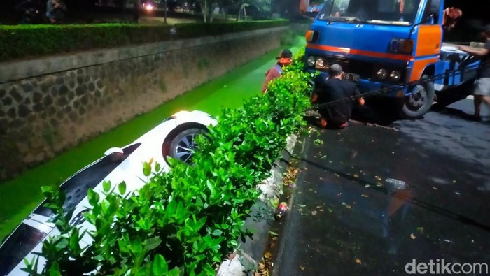 Mobil Tercebur ke Got di Bogor Akibat Sopir Gunakan Ponsel Sambil Berkendara. (dok Polsek Cileungsi)