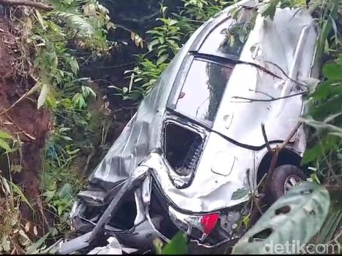 Mobil terjun ke jurang 50 meter tewaskan seorang penumpang